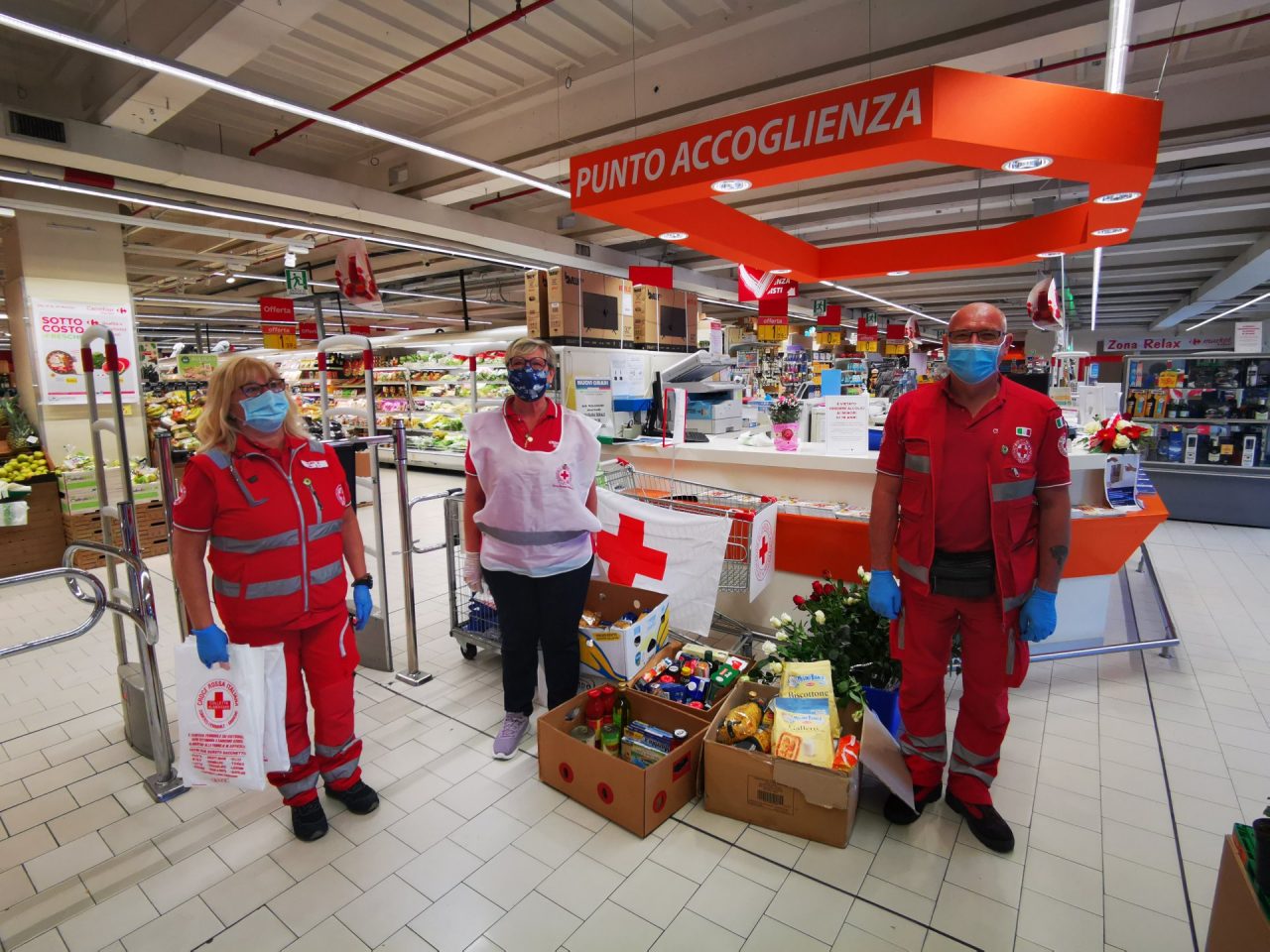 Donati 700 pacchi alle famiglie in difficoltà con “Il carrello sospeso” della CRI