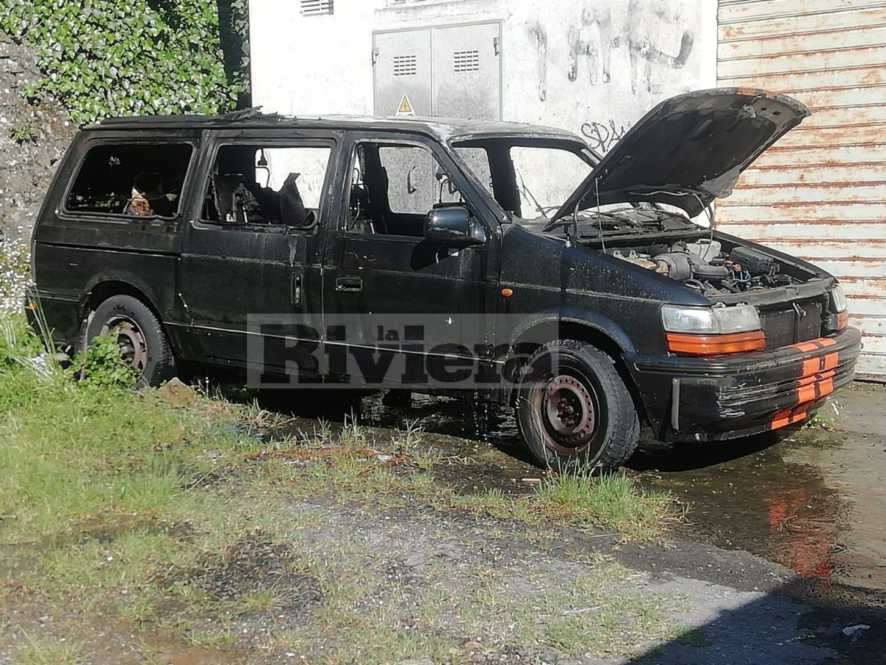 Brucia un suv sulla statale 20: probabile attentato incendiario
