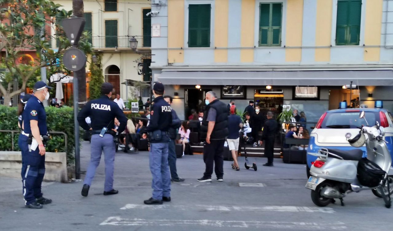 Covid: escalation di contatti, restrizioni in arrivo anche sulla movida