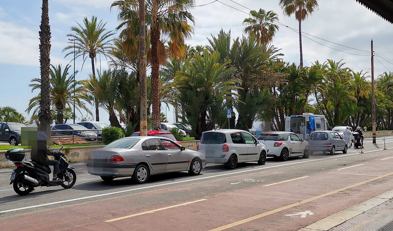 A Sanremo tutti in coda in attesa di un tampone drive through