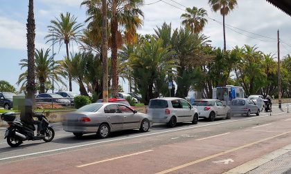 A Sanremo tutti in coda in attesa di un tampone drive through