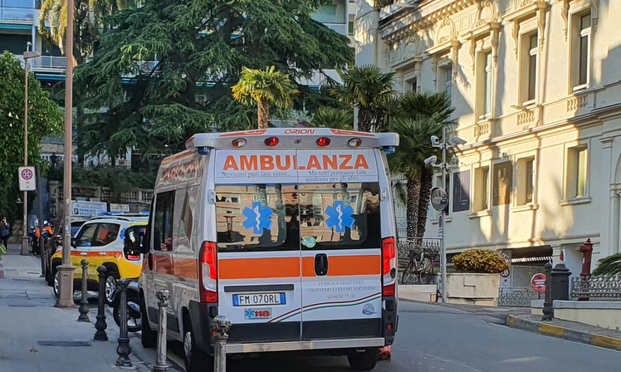 Uomo di 50 anni cade dal cancello di casa