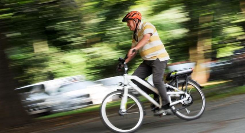 In bici a 87 anni, multato con 533 euro