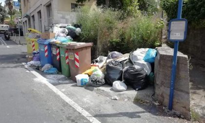 Rifiuti gettati dal finestrino e bidoni pieni. Cittadini pronti all'esposto