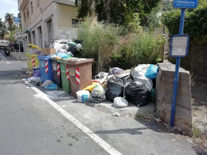 Rifiuti gettati dal finestrino e bidoni pieni. Cittadini pronti all’esposto