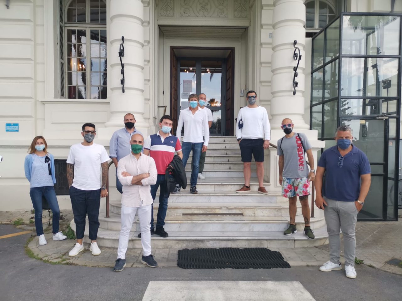 Apertivi solo seduti e possibilità di ingressi contingentati in piazza Bresca