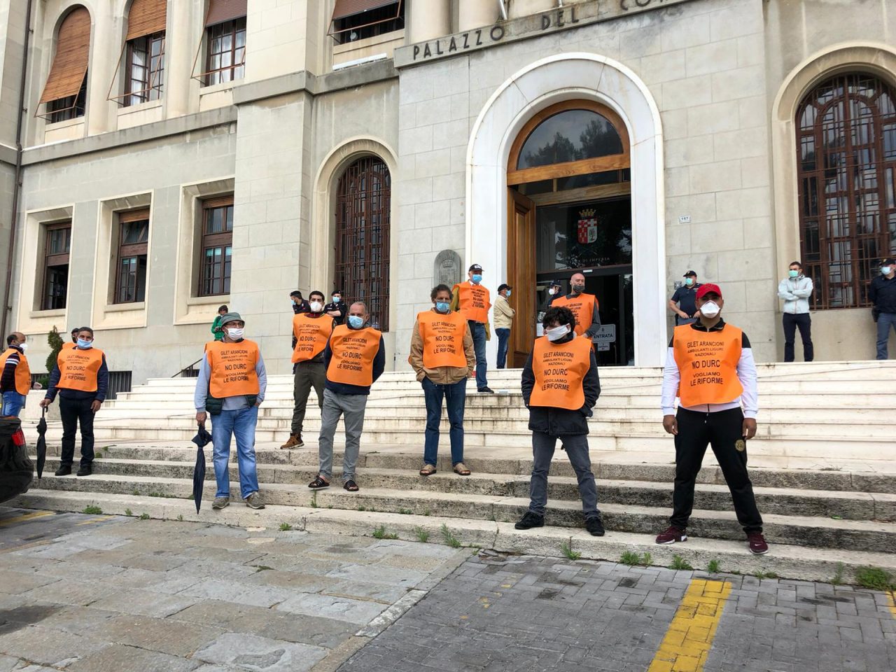 Ambulanti protestano davanti al Comune