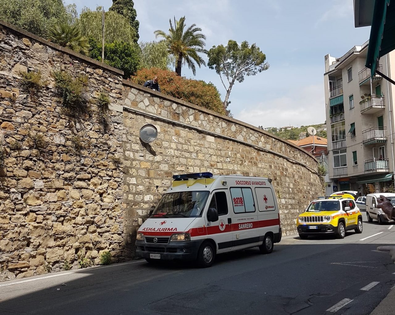Schianto in moto, ragazzo vola per 5 metri
