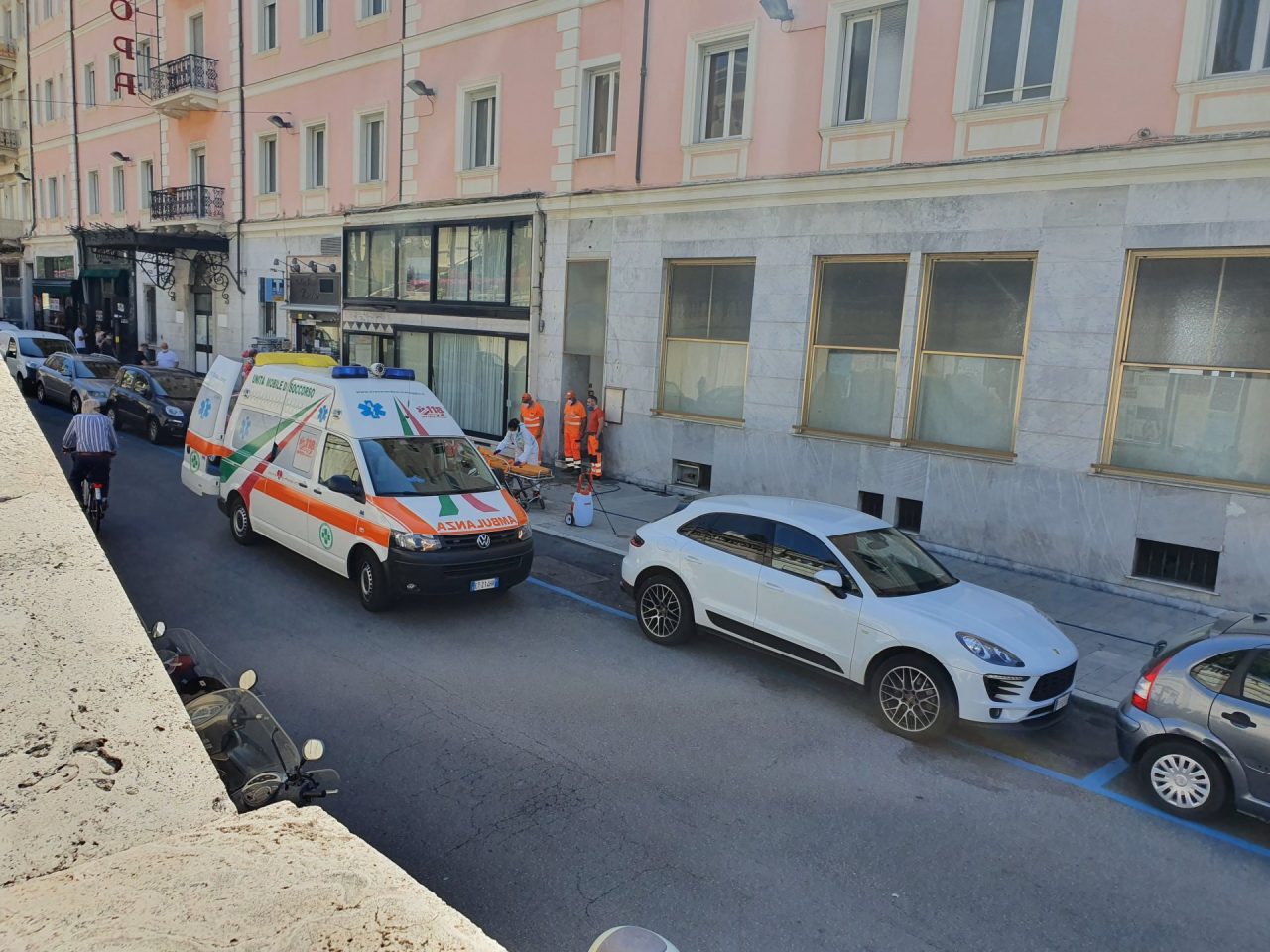 Cade mentre sanifica Corso Imperatrice e finisce in Ospedale