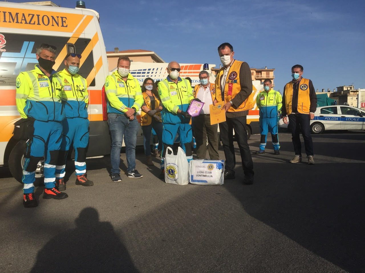 Lions donano 25 super tute in Tyvek alla Croce Azzurra