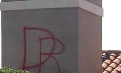 Atto vandalico sul campanile della chiesetta di Sant'Ampelio. Foto