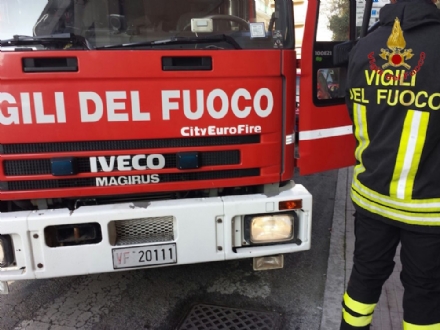 Brucia una baracca a Calvo di Ventimiglia, vigili del fuoco in azione