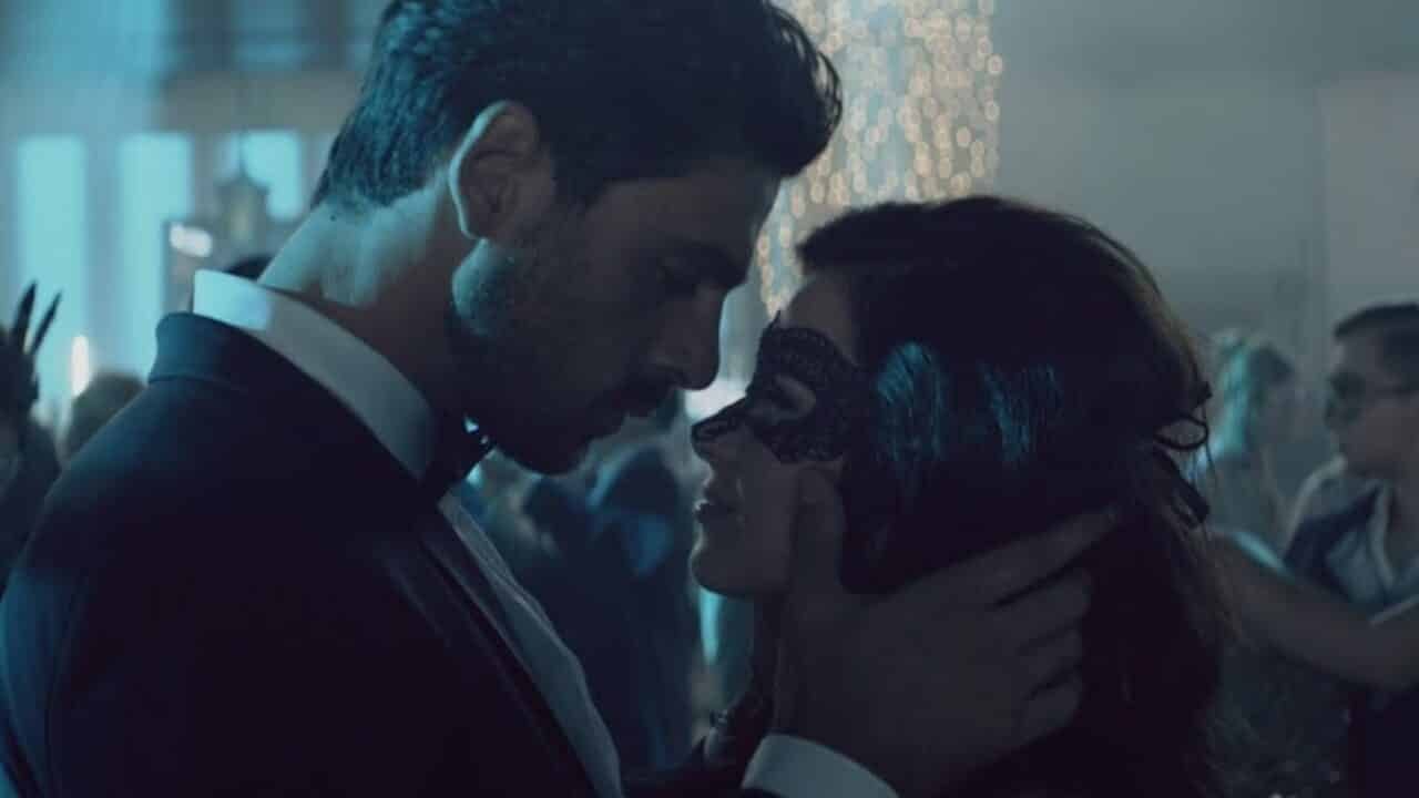 Ponente protagonista del film erotico che spopola su Netflix