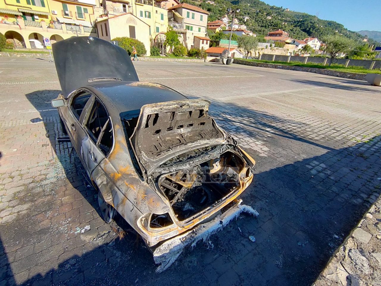 Brucia una Bmw a Camporosso, salve per miracolo altre auto