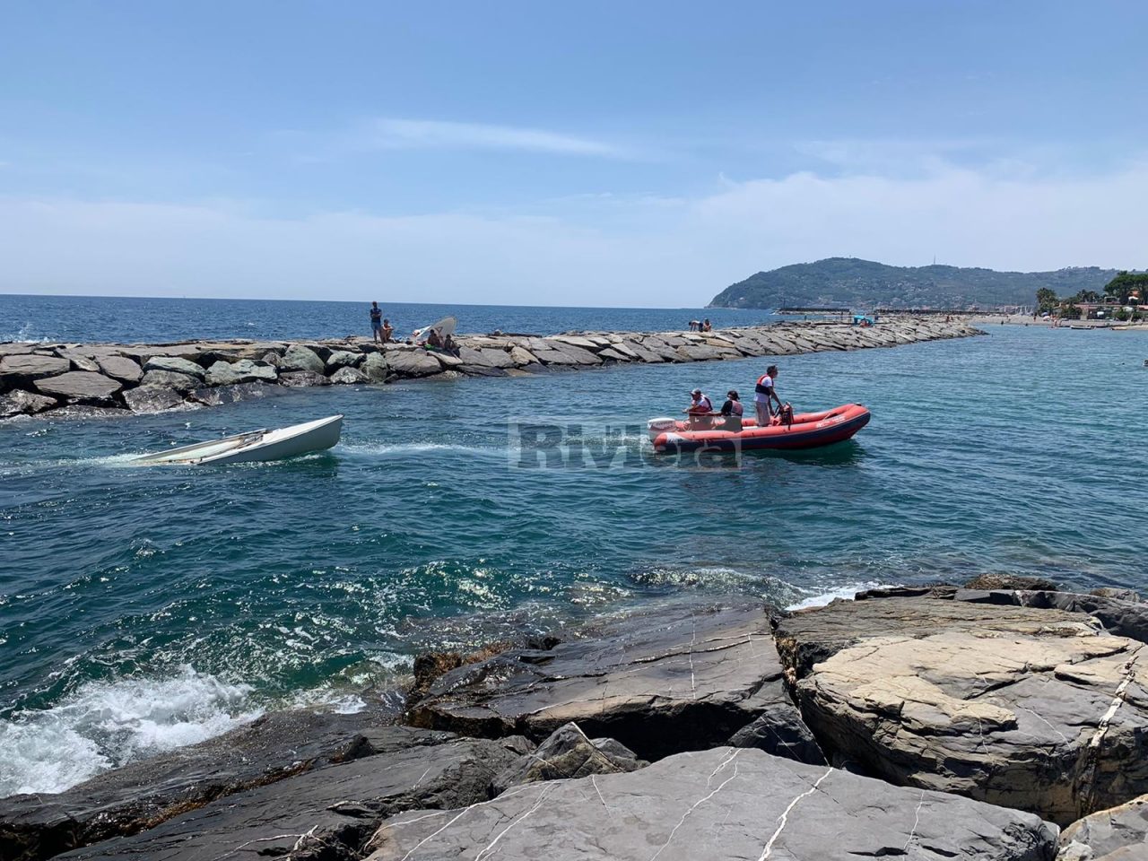 Barca a vela si ribalta a Cervo: Guardia Costiera soccorre padre e figlio. Foto