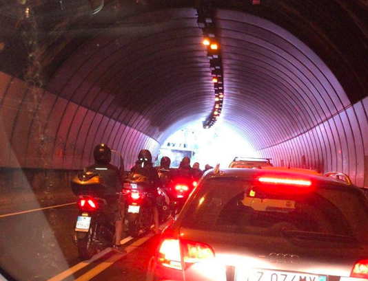 Code chilometriche per entrare in Francia, ma in Italia la frontiera è aperta