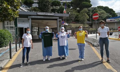 Calano i ricoveri al San Martino e arrivano T-Shirts in regalo per gli operatori sanitari