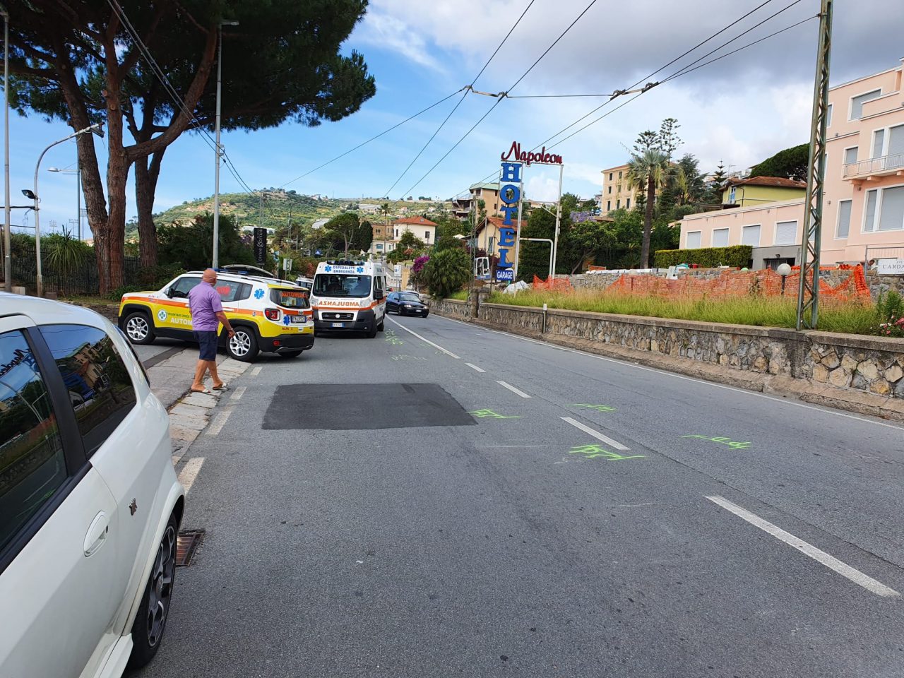 Cade in scooter per evitare un’auto