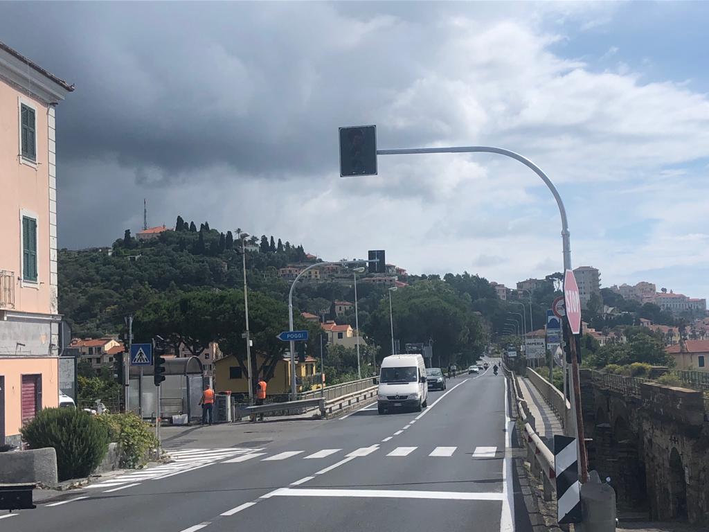 Installato semaforo sull’Aurelia all’ingresso di Imperia