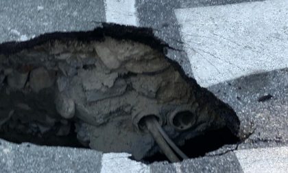 Voragine si apre in piazza De Negri a Imperia