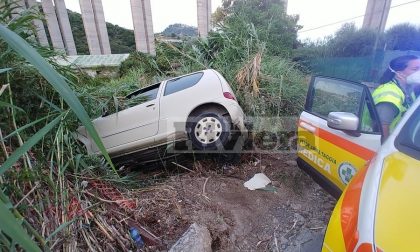 Esce di strada e si ribalta sul fianco con l'auto in valle Armea