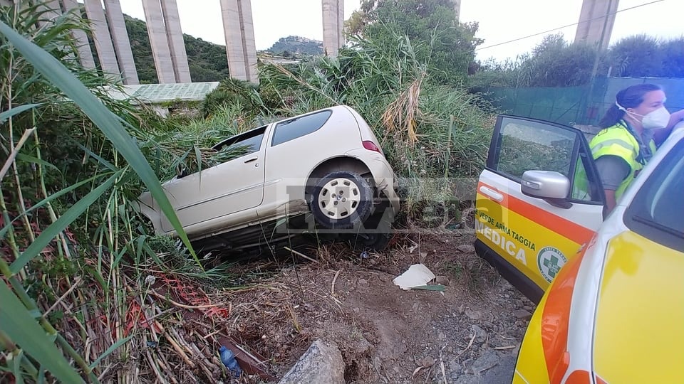 Esce di strada e si ribalta sul fianco con l’auto in valle Armea