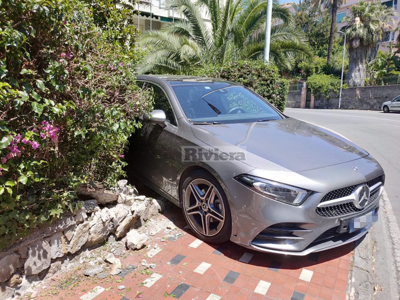Con la Mercedes in retromarcia abbatte il muro condominiale e finisce nella siepe