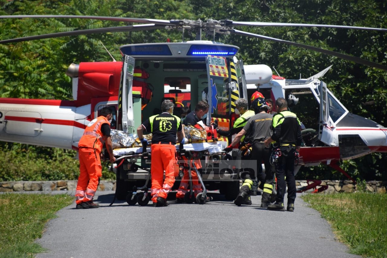 Uomo cade in una fascia a Ventimiglia: in elicottero al Santa Corona