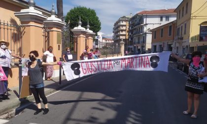 Slogan fuori dal tribunale di Imperia contro le assoluzioni per la morte di Martina