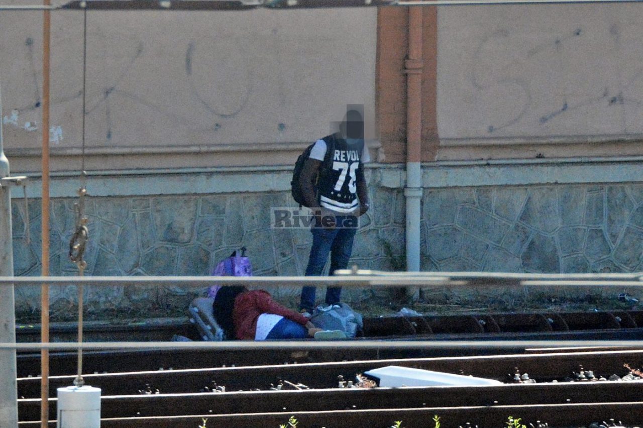 Migranti accampati sui binari della ferrovia a Ventimiglia. Le foto