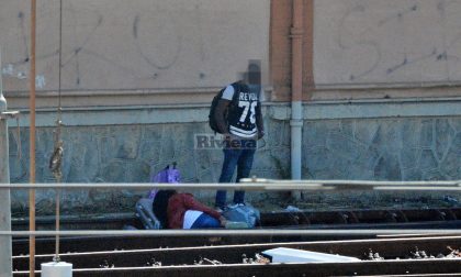 Migranti accampati sui binari della ferrovia a Ventimiglia. Le foto