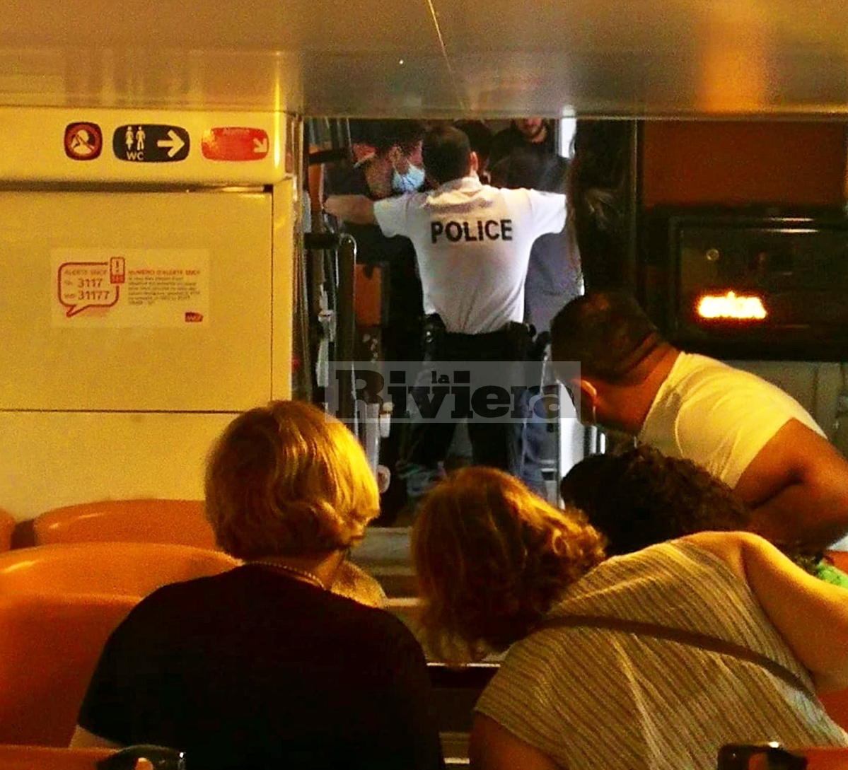 La police scopre cinque migranti nel bagno del treno diretto in Francia