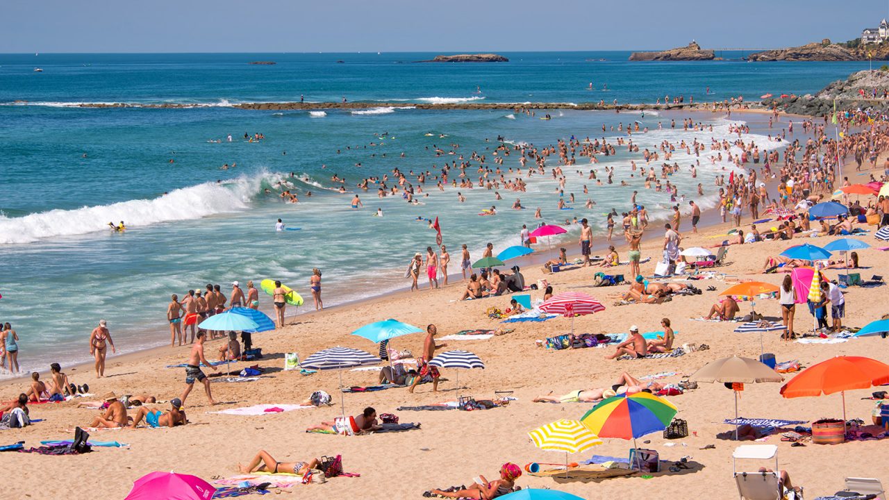Weekend da bollino rosso per le spiagge genovesi, ma è Imperia tutta libera