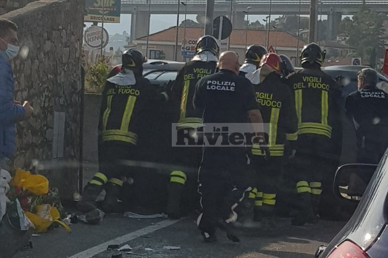 Colpo di sonno alla guida e si cappotta a Imperia. Foto e video