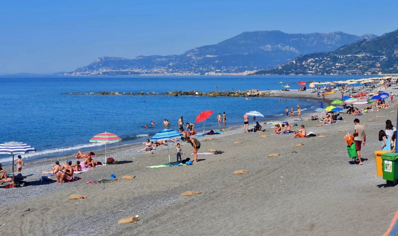 Sacchetti di sabbia per il distanziamento sociale sulle spiagge di Ventimiglia