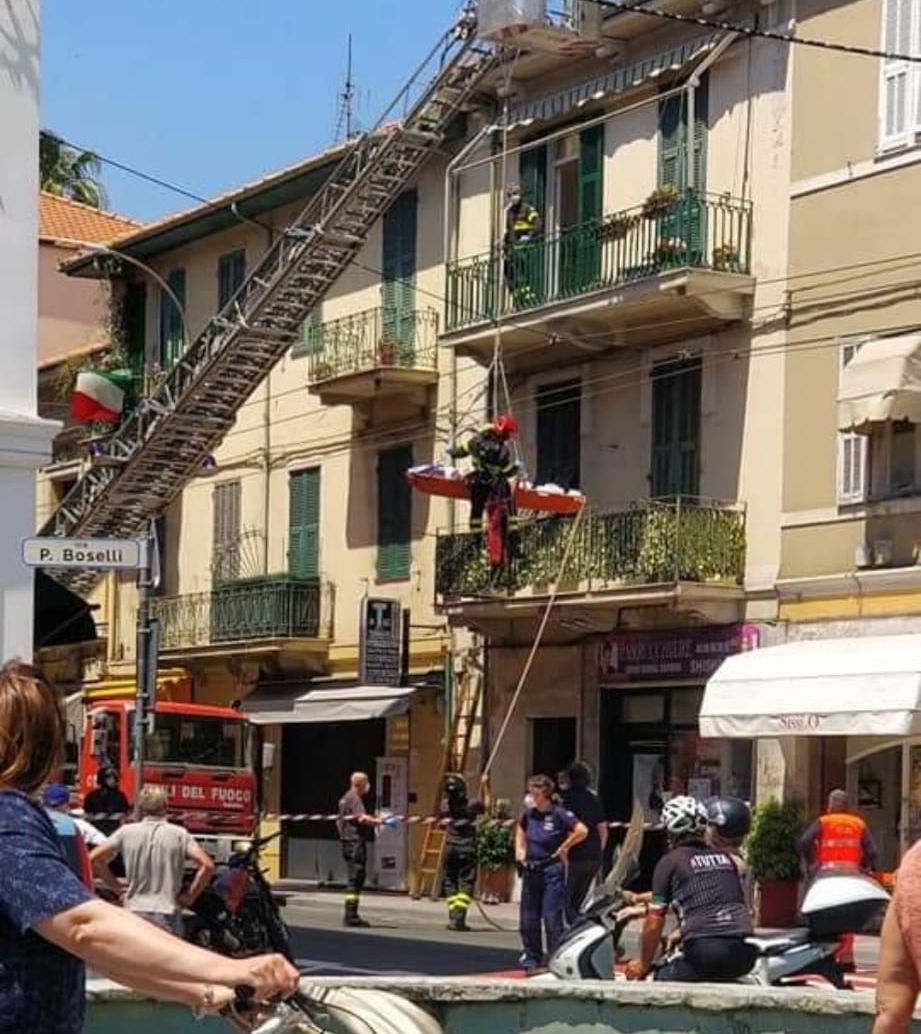 Vigili del fuoco autoscala Arma di Taggia_02