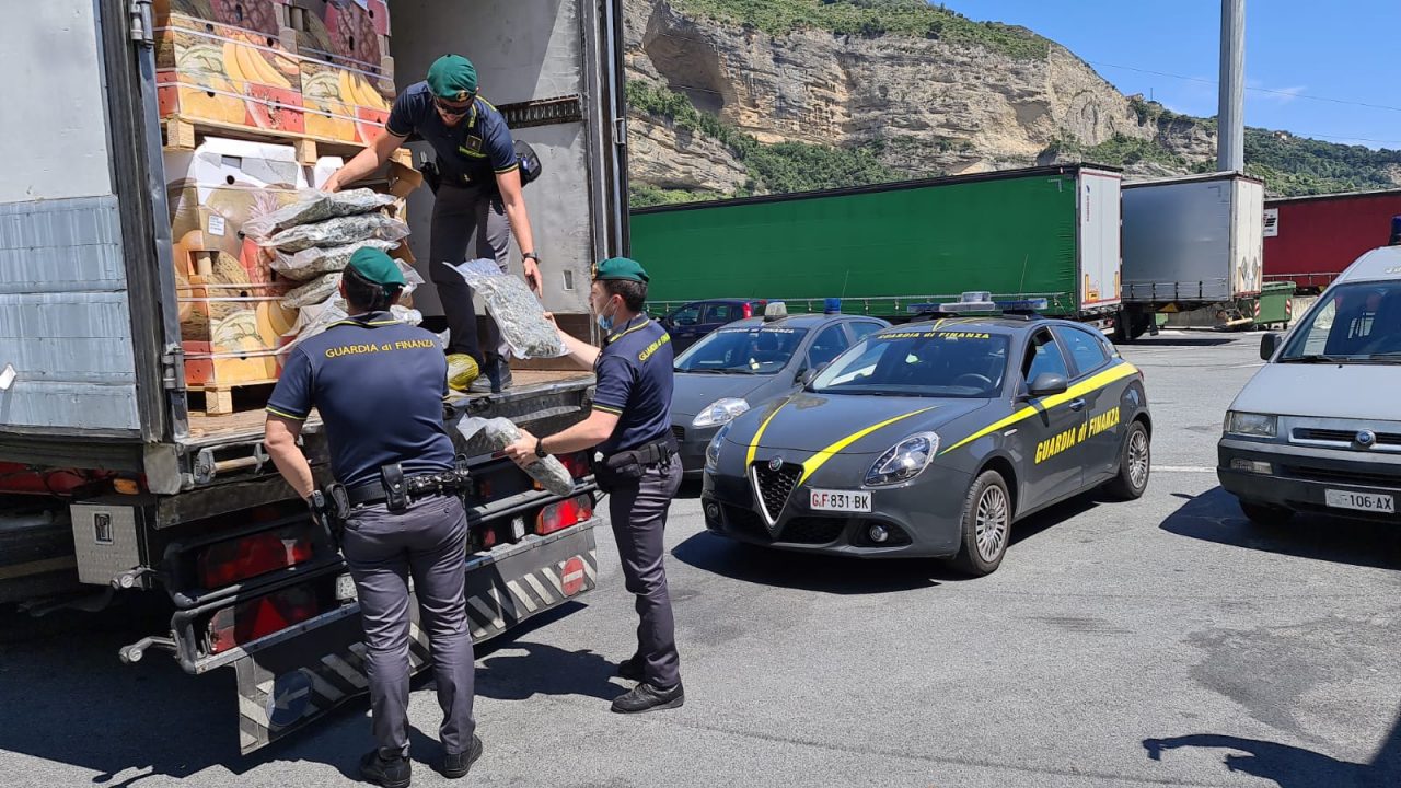 La Finanza sequestra 97 kg di marijuana nascosti tra melanzane e cocomeri
