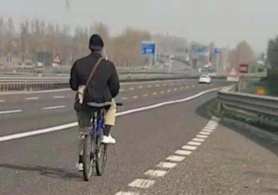 In bicicletta in autostrada fermato dalla Polizia sull’A26