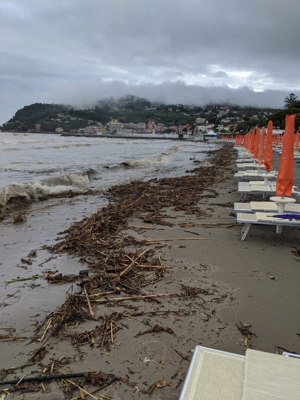 Bagni Delfino, la mareggiata fa rinviare l’apertura
