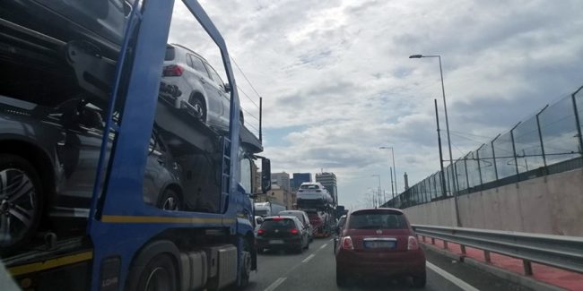 Scontro tra tir in autostrada. Centinaia di auto bloccate da ore