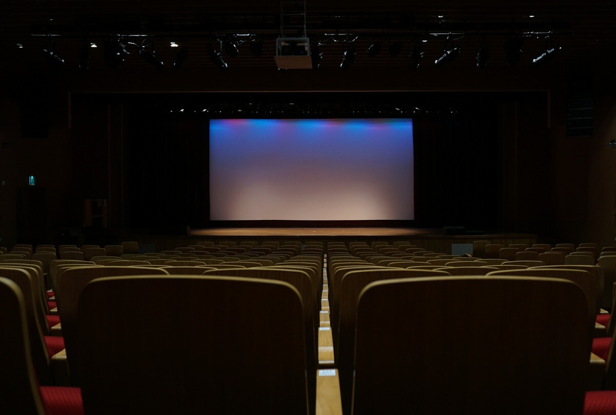 Da lunedì via libera a concerti, cinema e teatro. Ecco le regole da seguire