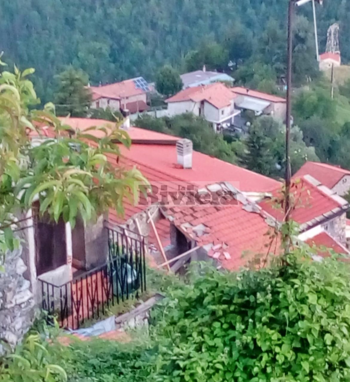 Crolla il tetto di una casa a Triora, sul posto i vigili del fuoco con i cinofili