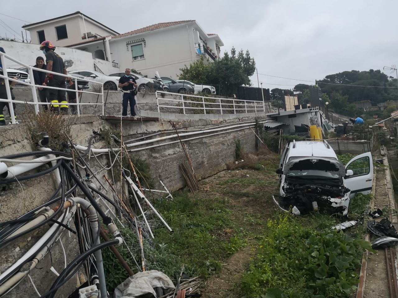 Uomo di 72 anni perde il controllo dell’auto e precipita in una fascia