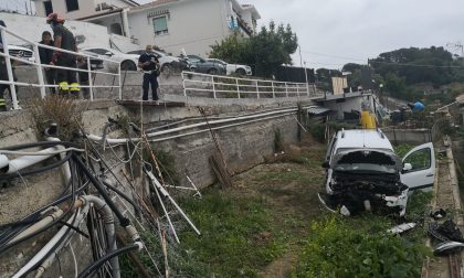 Uomo di 72 anni perde il controllo dell'auto e precipita in una fascia