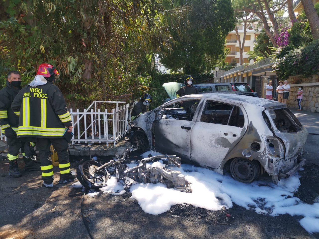 Due auto e uno scooter andati a fuoco, vigili del fuoco sul posto