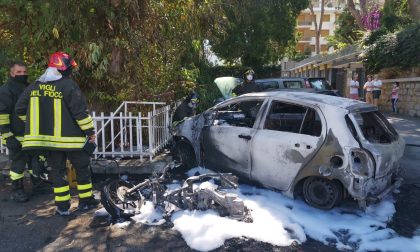 Due auto e uno scooter andati a fuoco, vigili del fuoco sul posto