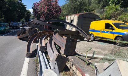 Camion perde materiale in mezzo alla carreggiata. Lunghe code sulla SS 28