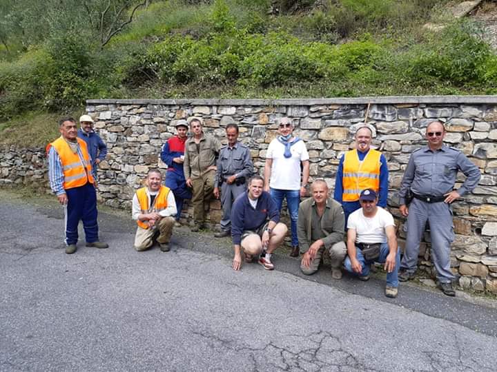 Volontari di Aurigo ripuliscono la strada provinciale dalla vegetazione