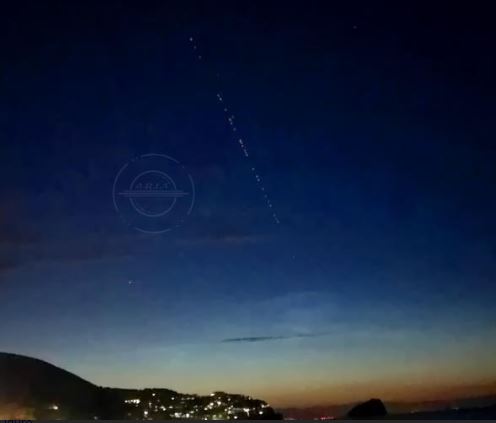 Spettacolo di luci nel cielo tra satelliti e meteore – Foto e video