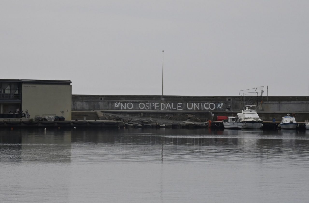 “No all’Ospedale Unico”, spunta una scritta sul porto